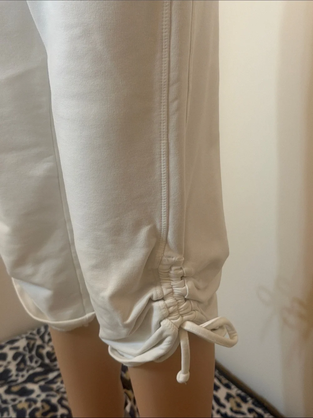 Nike White Women’s Drawstring Capri Joggers Size Medium